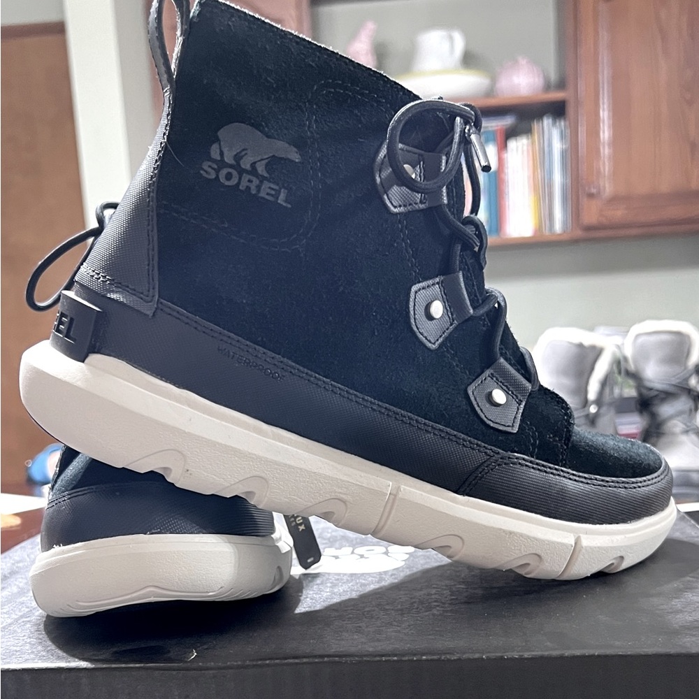 Sorel Explorer II Joan Short in Black/Fawn, new in box